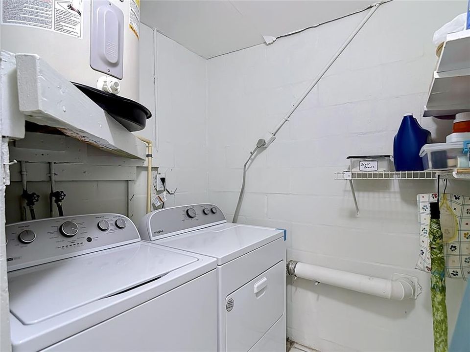 На продажу: $299,900 (2 спален, 1 ванн, 1128 Квадратных фут)