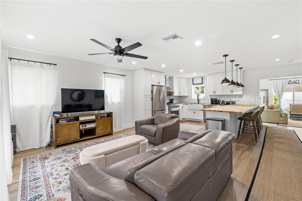 En Venta: $675,000 (3 camas, 2 baños, 1370 Pies cuadrados)