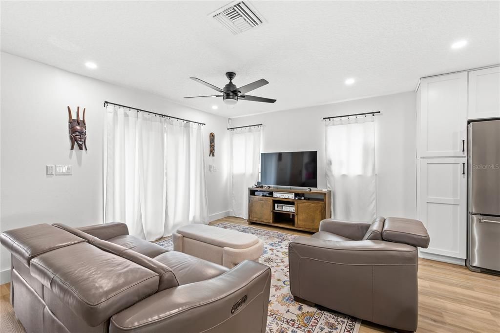 En Venta: $675,000 (3 camas, 2 baños, 1370 Pies cuadrados)