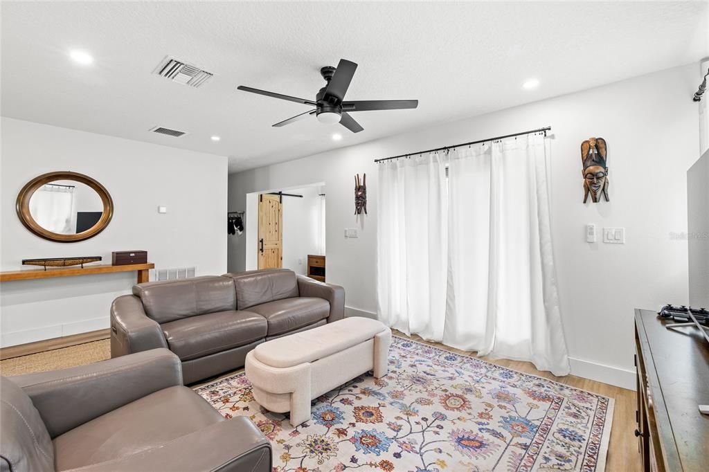 En Venta: $675,000 (3 camas, 2 baños, 1370 Pies cuadrados)