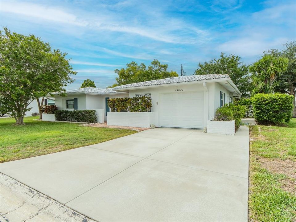 For Sale: $409,000 (2 beds, 2 baths, 1576 Square Feet)