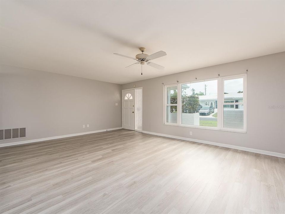 For Sale: $409,000 (2 beds, 2 baths, 1576 Square Feet)