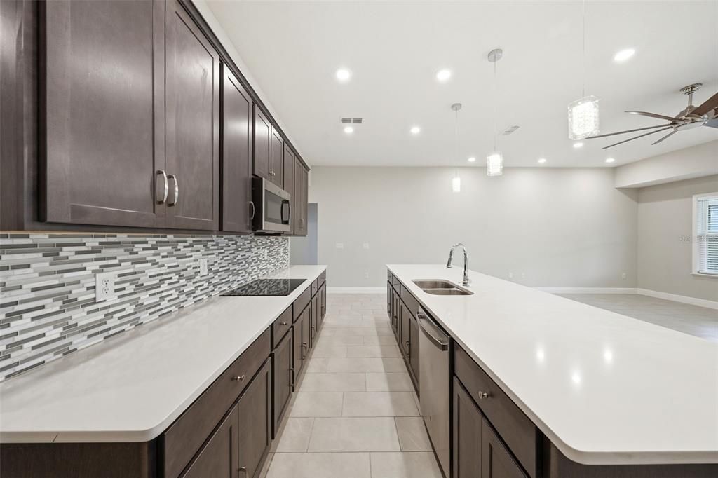 En Venta: $475,000 (3 camas, 2 baños, 2044 Pies cuadrados)