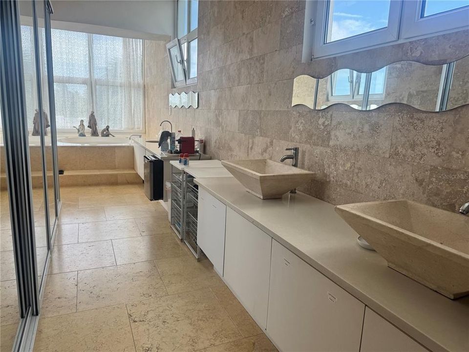 For Sale: $2,500,000 (5 beds, 6 baths, 6656 Square Feet)