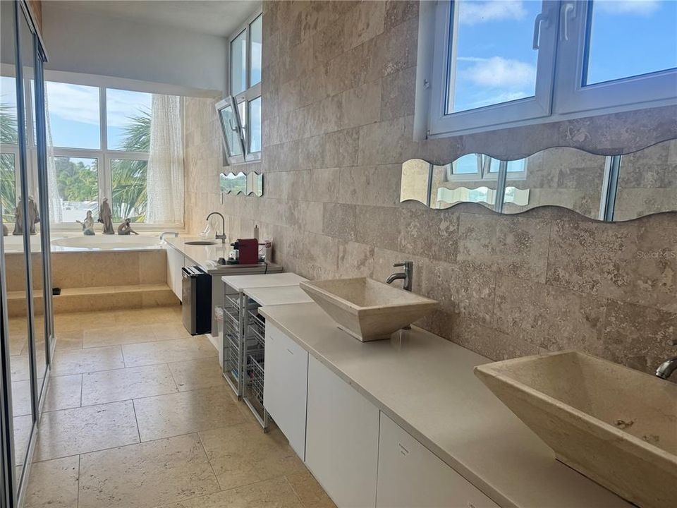 For Sale: $2,500,000 (5 beds, 6 baths, 6656 Square Feet)