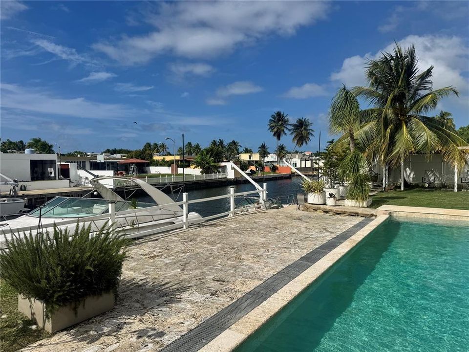 For Sale: $2,500,000 (5 beds, 6 baths, 6656 Square Feet)