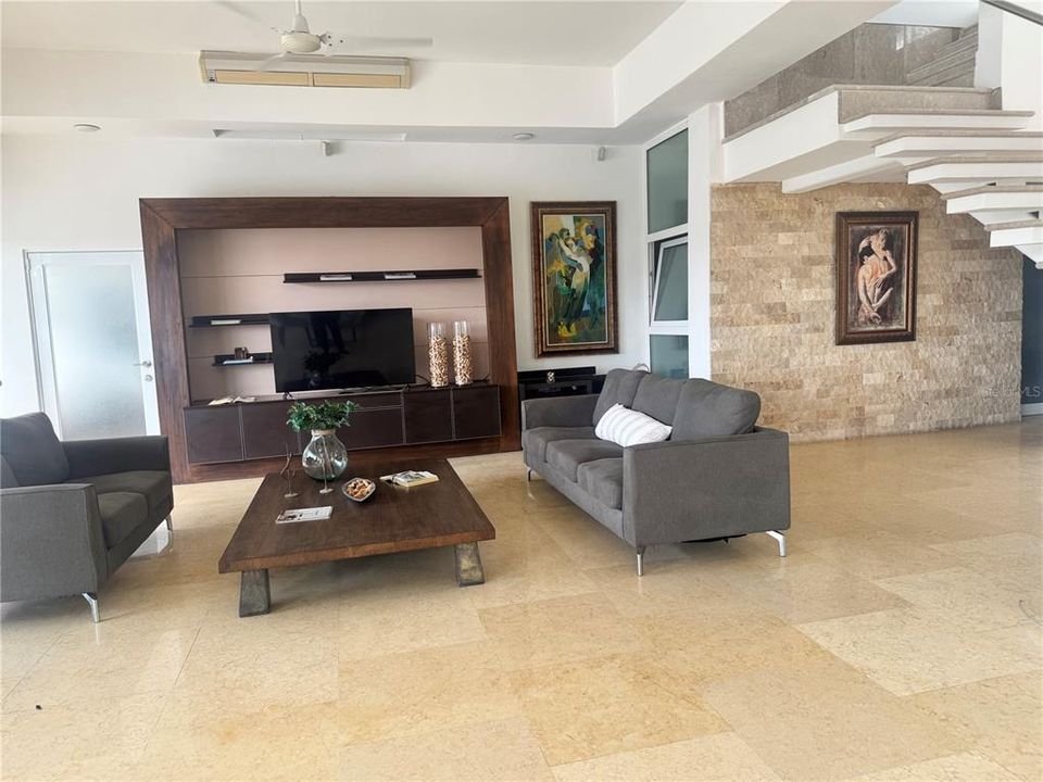 For Sale: $2,500,000 (5 beds, 6 baths, 6656 Square Feet)