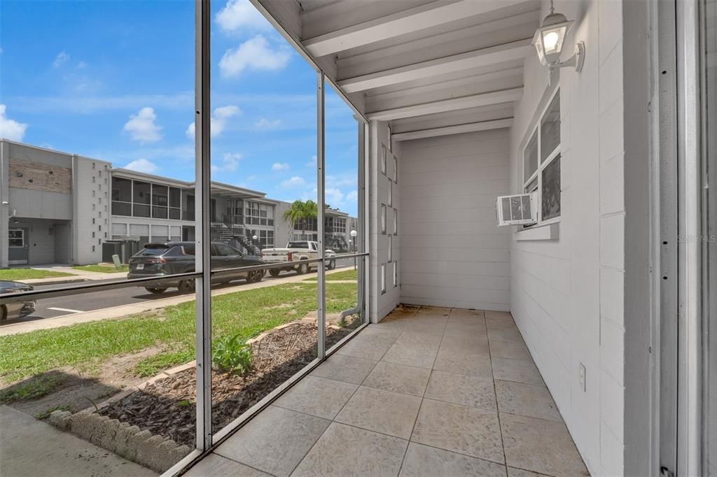 For Sale: $199,900 (1 beds, 1 baths, 582 Square Feet)