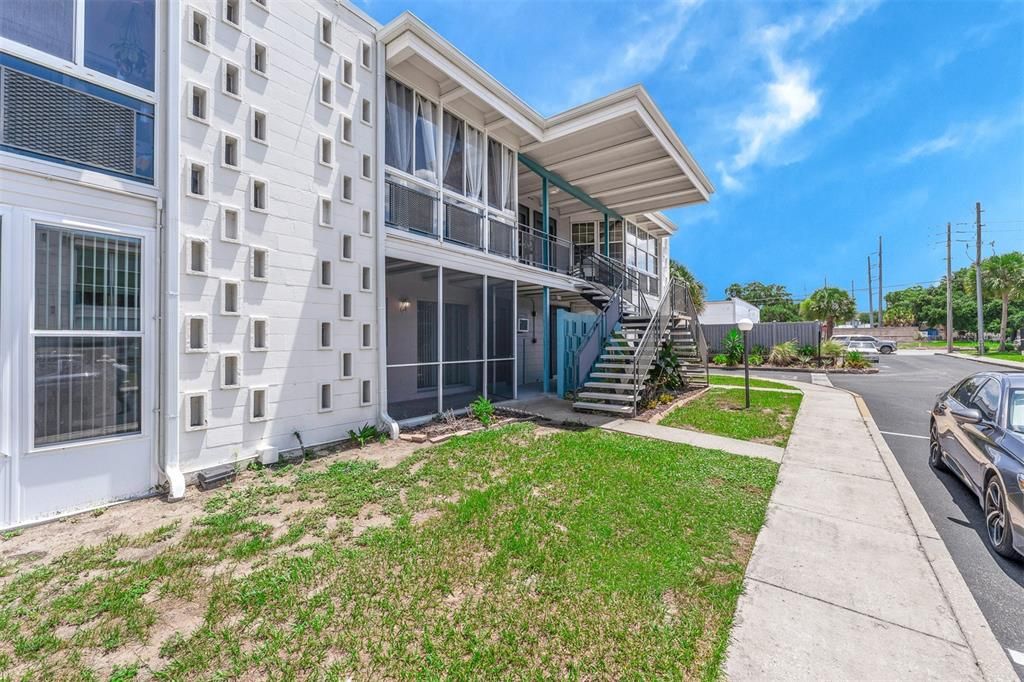 For Sale: $199,900 (1 beds, 1 baths, 582 Square Feet)