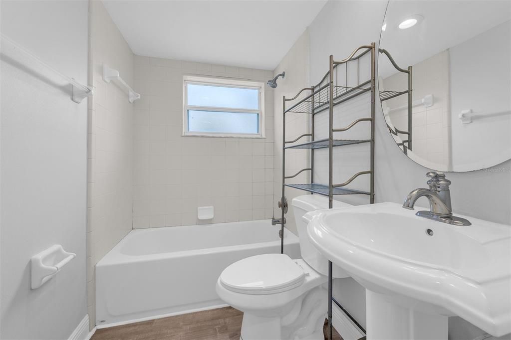 For Sale: $199,900 (1 beds, 1 baths, 582 Square Feet)