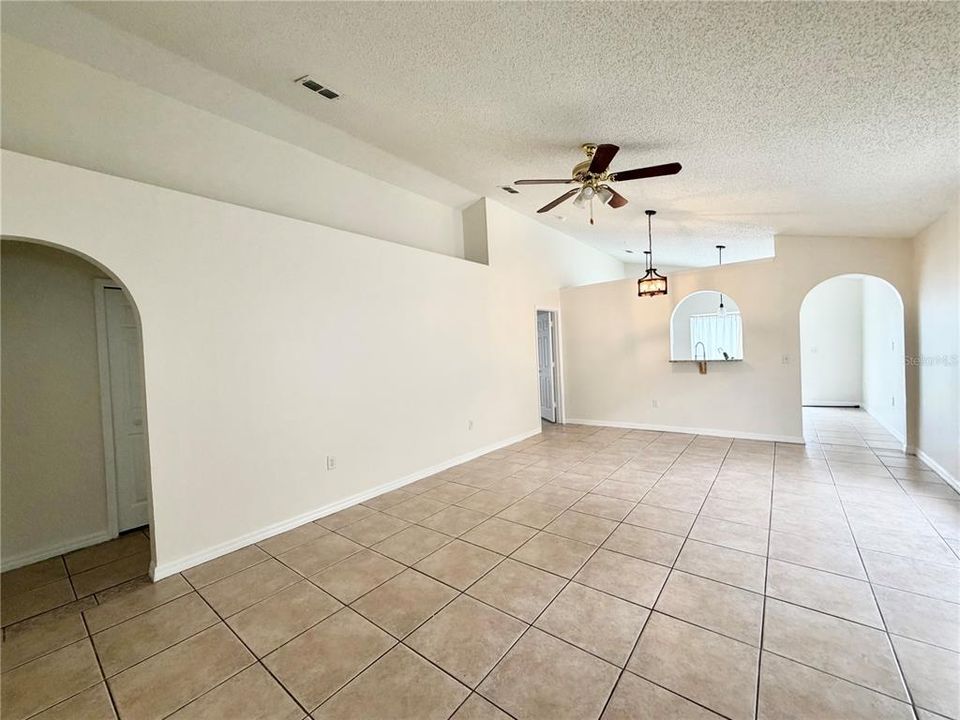En Venta: $319,999 (4 camas, 2 baños, 1406 Pies cuadrados)