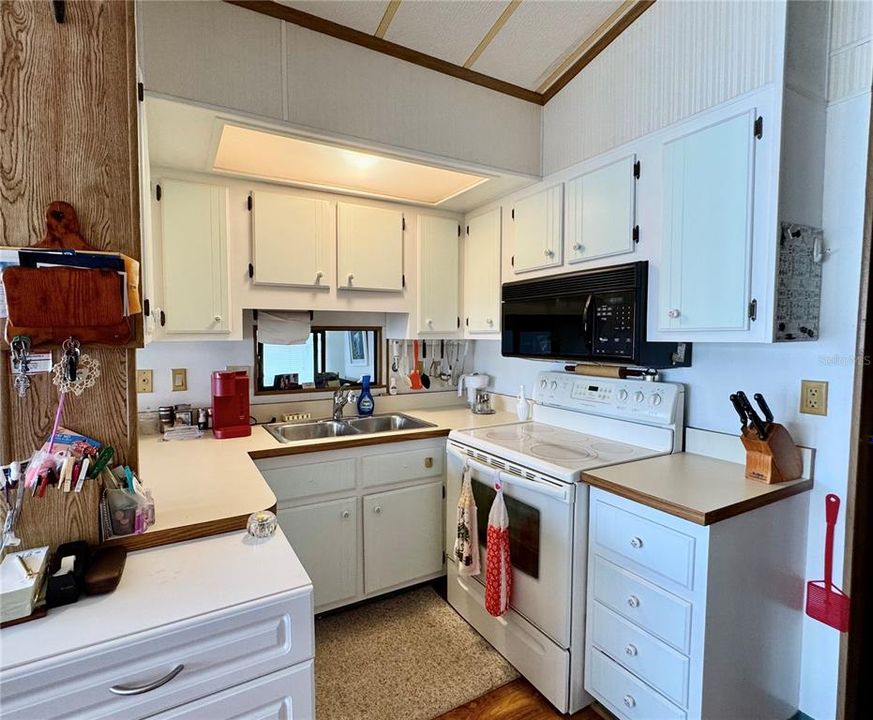 For Sale: $89,000 (1 beds, 1 baths, 408 Square Feet)
