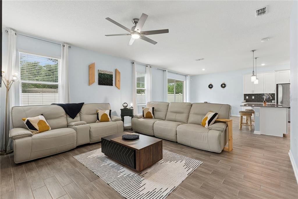 En Venta: $569,999 (4 camas, 2 baños, 2936 Pies cuadrados)