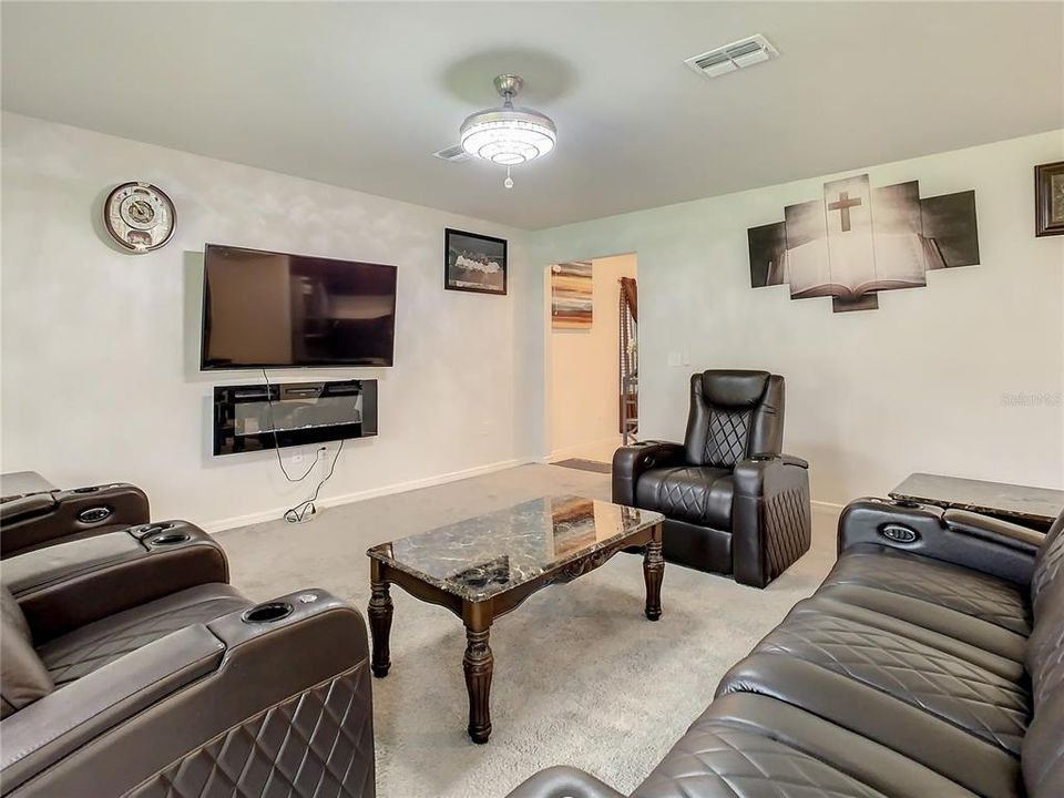 В аренду: $2,800 (5 спален, 3 ванн, 2615 Квадратных фут)