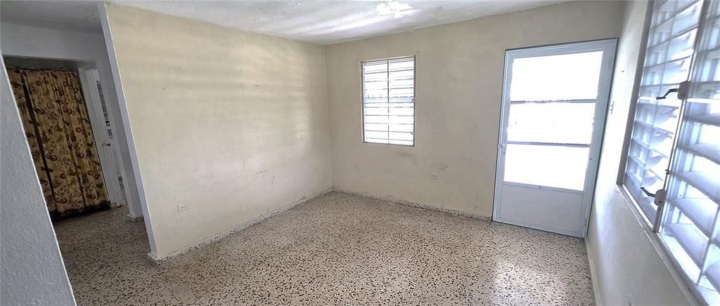 For Sale: $219,000 (3 beds, 2 baths, 1400 Square Feet)