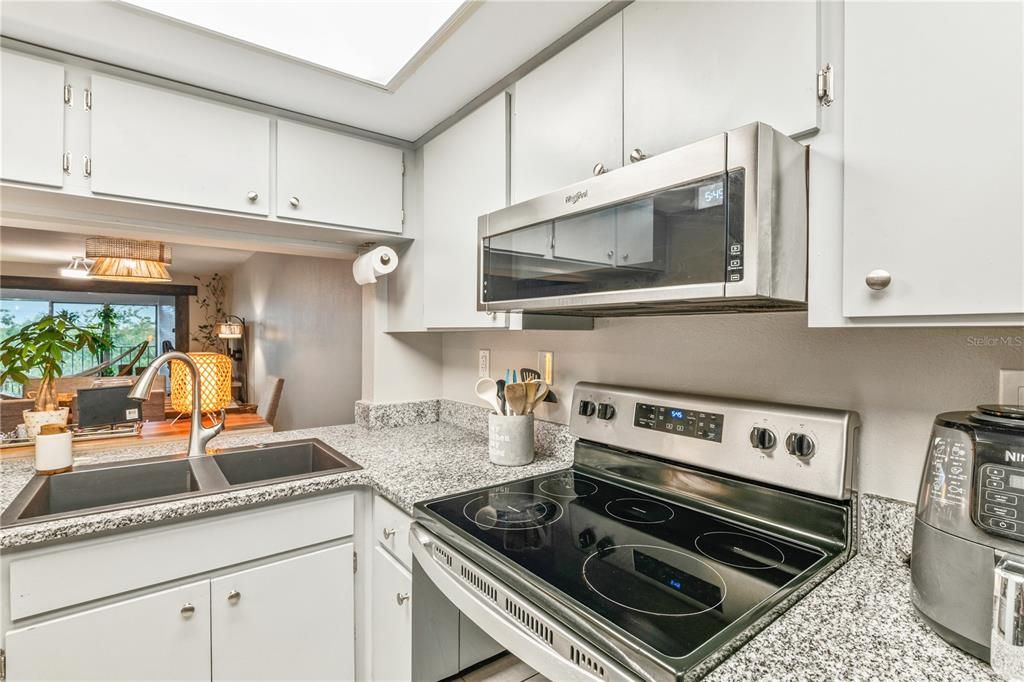 For Rent: $2,500 (2 beds, 2 baths, 970 Square Feet)