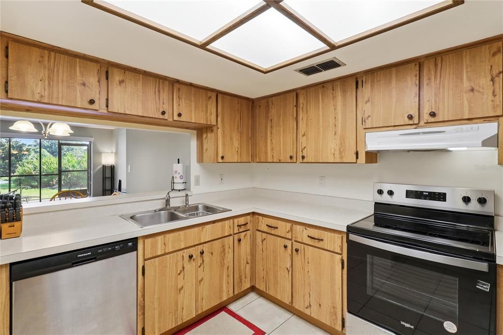 For Sale: $227,000 (2 beds, 2 baths, 1100 Square Feet)