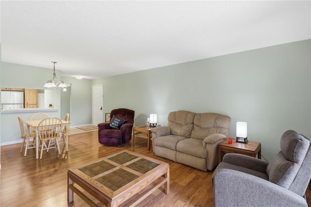 For Sale: $227,000 (2 beds, 2 baths, 1100 Square Feet)