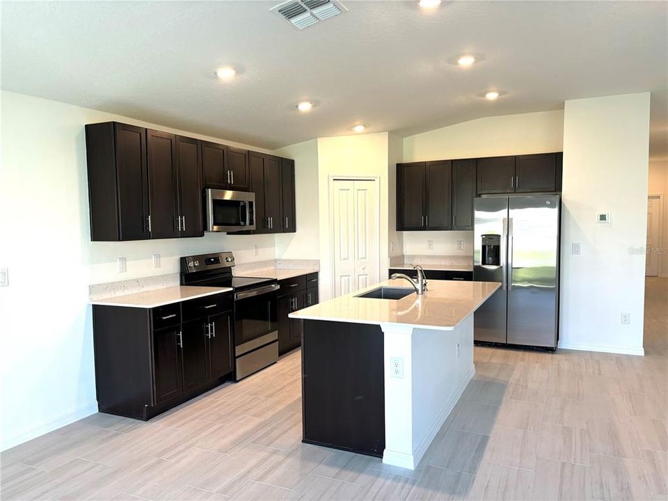 For Rent: $2,400 (4 beds, 2 baths, 1935 Square Feet)