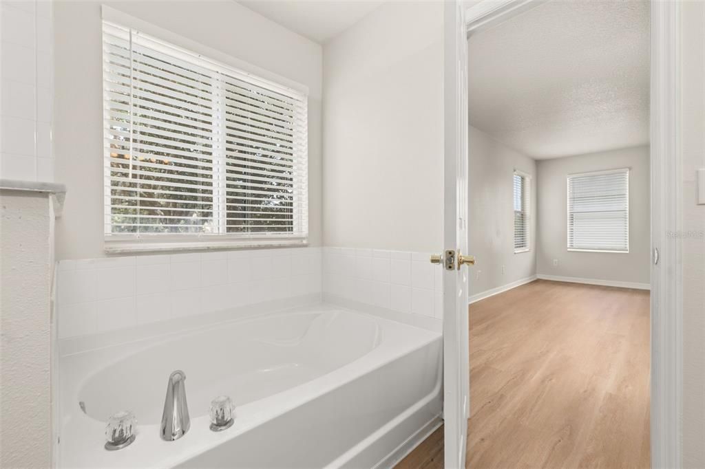 For Sale: $479,000 (4 beds, 3 baths, 2571 Square Feet)