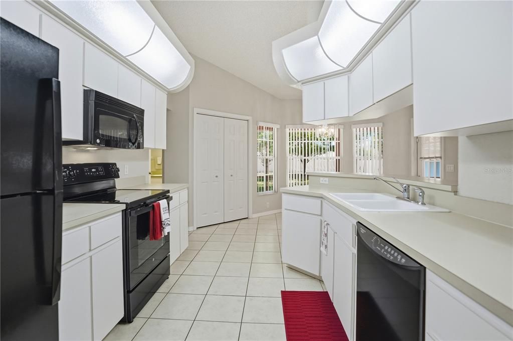 На продажу: $329,000 (3 спален, 2 ванн, 1804 Квадратных фут)