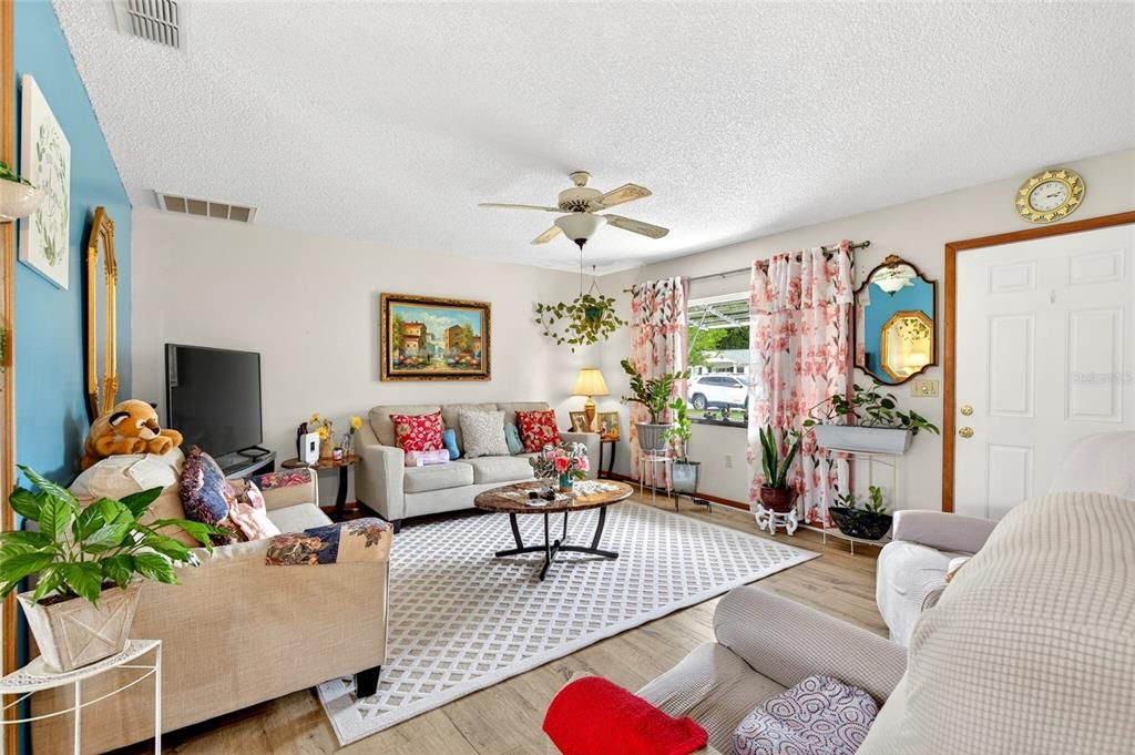 En Venta: $199,900 (2 camas, 2 baños, 1038 Pies cuadrados)