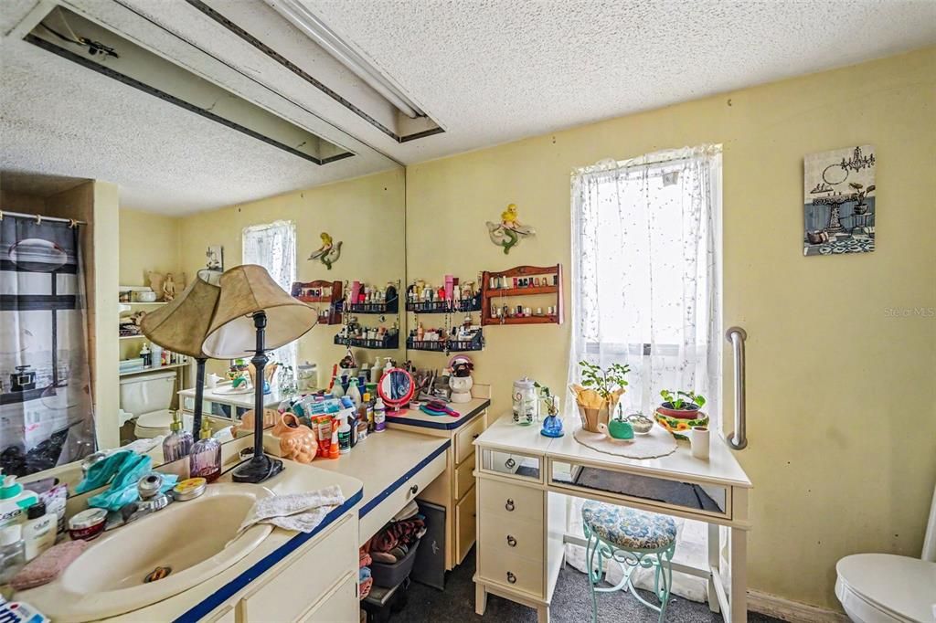 For Sale: $199,000 (2 beds, 2 baths, 1402 Square Feet)