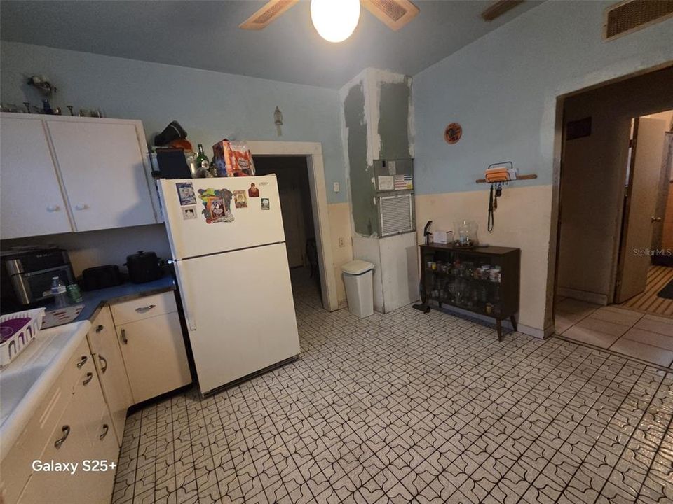 На продажу: $215,000 (2 спален, 1 ванн, 936 Квадратных фут)