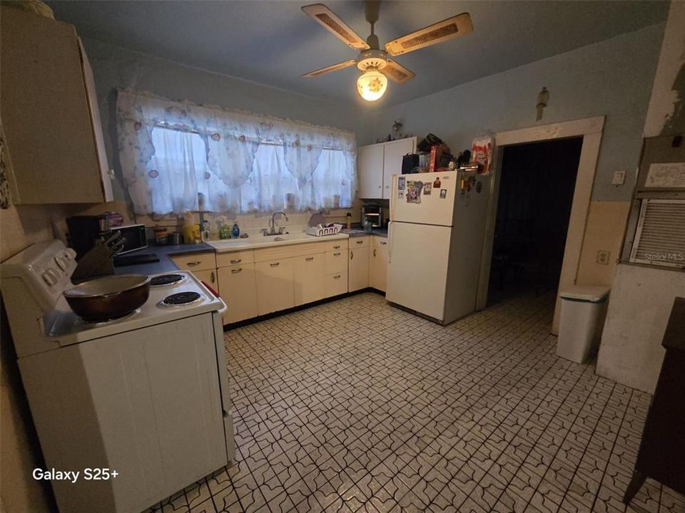 На продажу: $215,000 (2 спален, 1 ванн, 936 Квадратных фут)