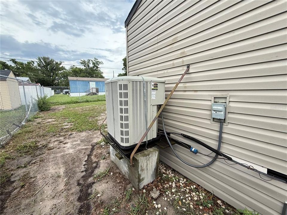 For Sale: $189,000 (2 beds, 2 baths, 896 Square Feet)