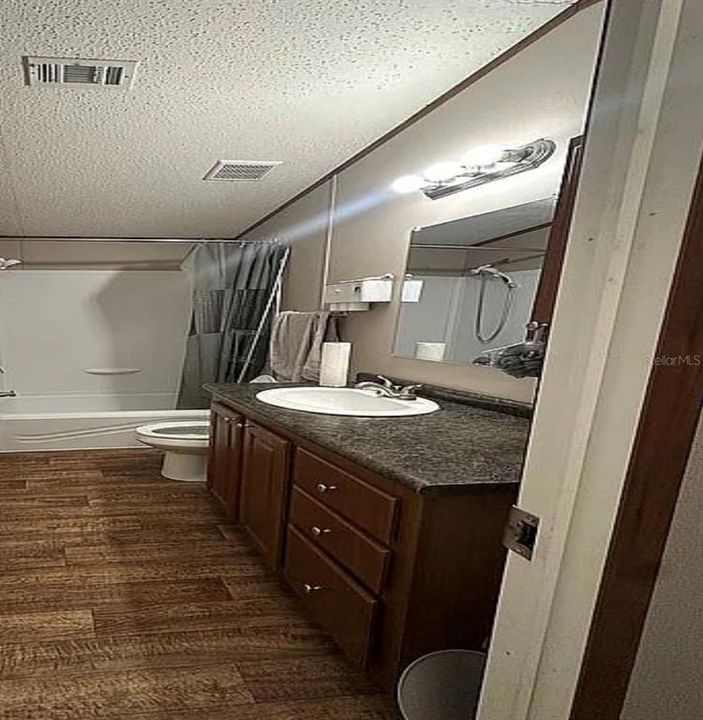 For Sale: $189,000 (2 beds, 2 baths, 896 Square Feet)