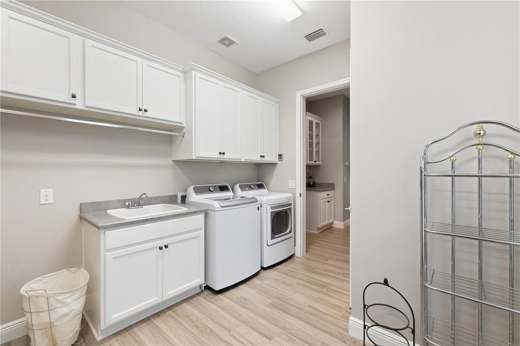 For Sale: $499,000 (3 beds, 3 baths, 2763 Square Feet)