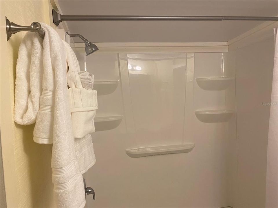 На продажу: $185,000 (2 спален, 1 ванн, 834 Квадратных фут)