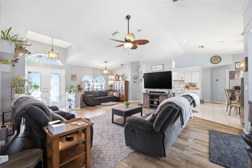For Sale: $315,000 (3 beds, 2 baths, 1576 Square Feet)