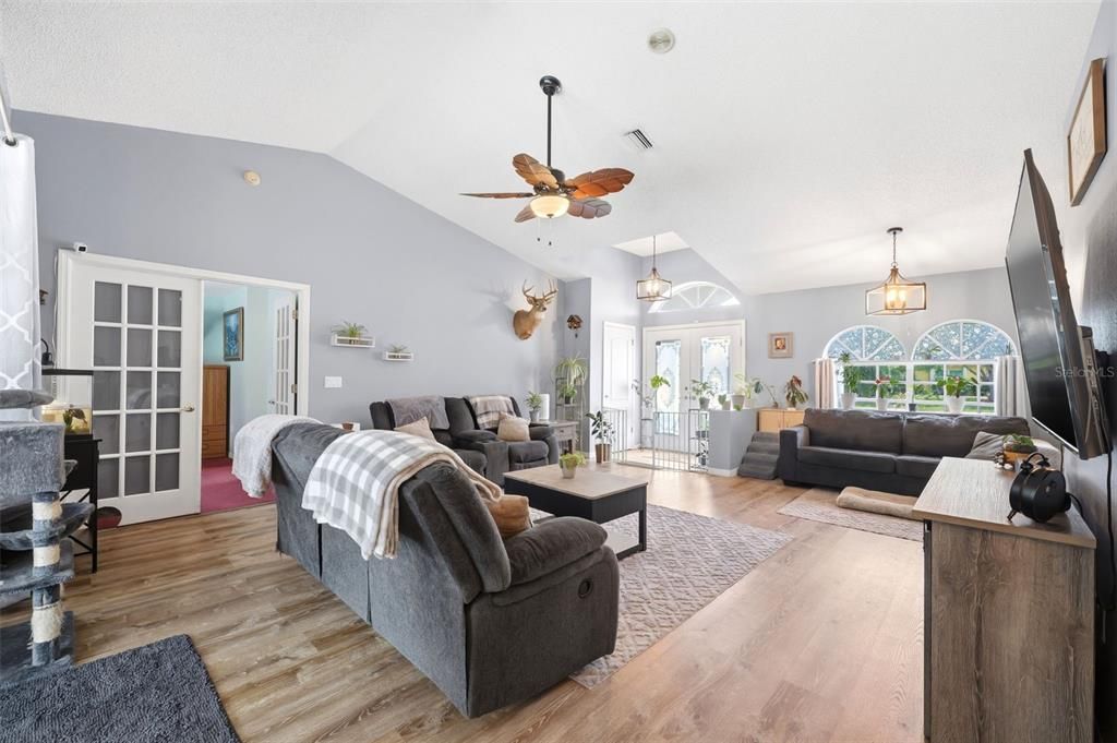 For Sale: $315,000 (3 beds, 2 baths, 1576 Square Feet)