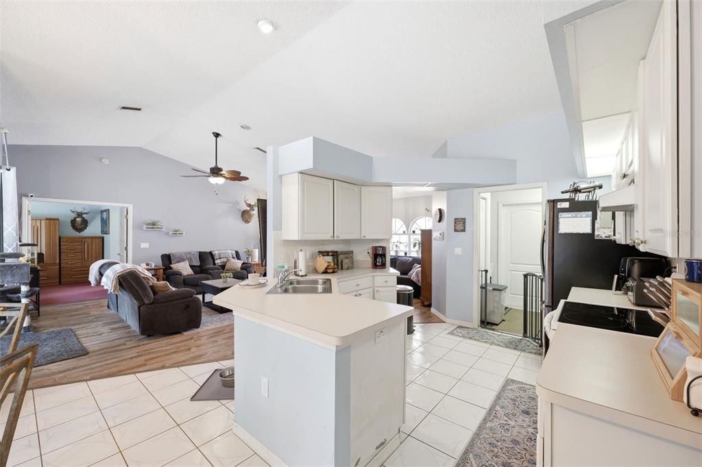 For Sale: $315,000 (3 beds, 2 baths, 1576 Square Feet)
