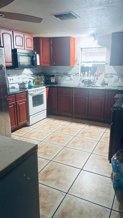 На продажу: $185,000 (2 спален, 1 ванн, 1012 Квадратных фут)
