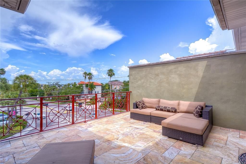 For Rent: $5,995 (4 beds, 3 baths, 2800 Square Feet)