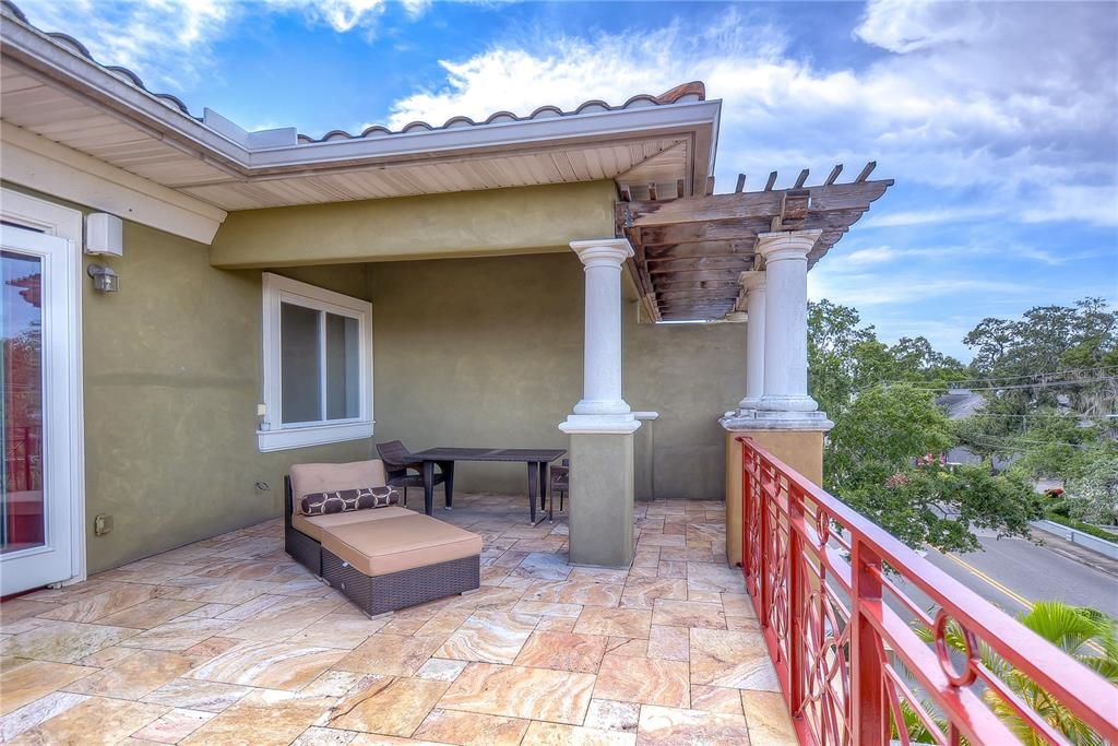 For Rent: $5,995 (4 beds, 3 baths, 2800 Square Feet)