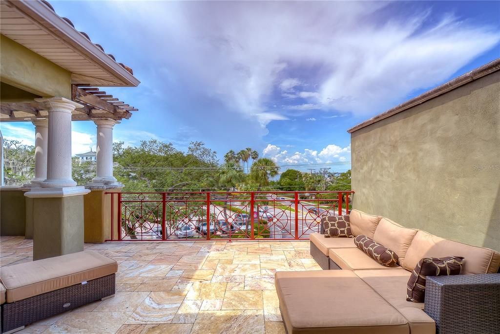 For Rent: $5,995 (4 beds, 3 baths, 2800 Square Feet)