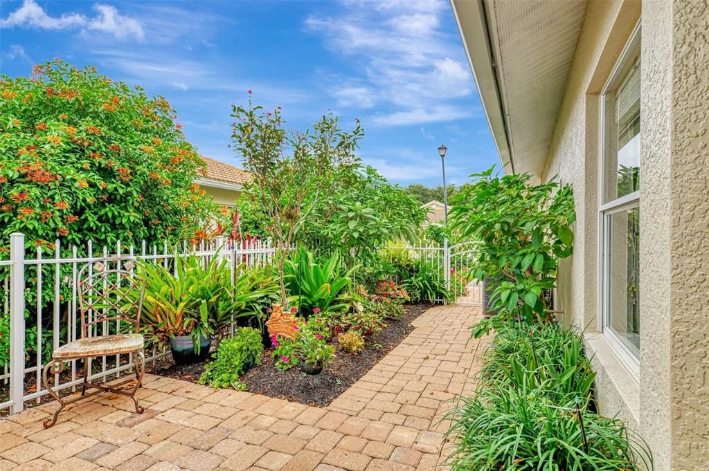 For Sale: $329,000 (2 beds, 2 baths, 1384 Square Feet)
