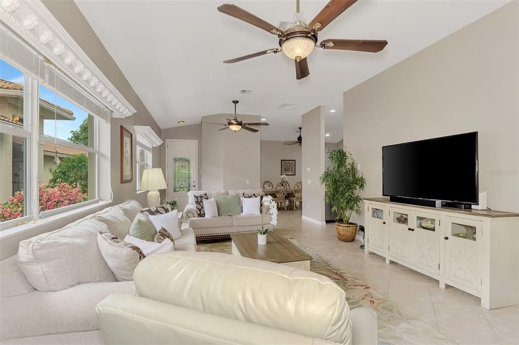 For Sale: $329,000 (2 beds, 2 baths, 1384 Square Feet)