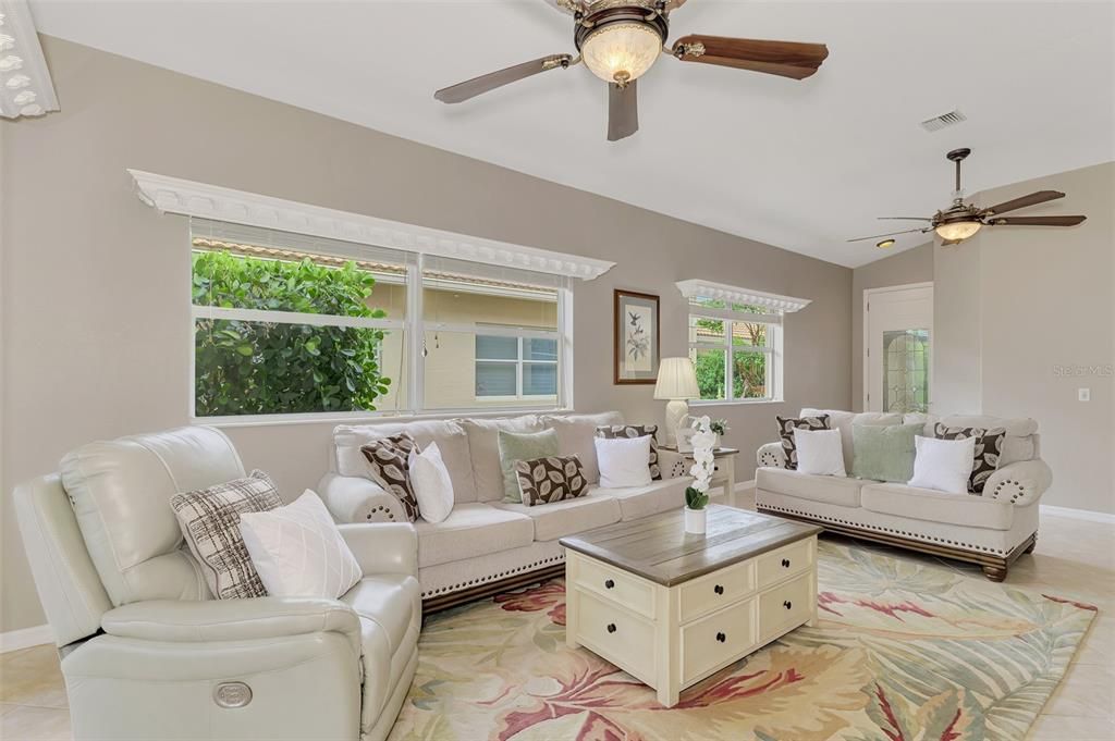 For Sale: $329,000 (2 beds, 2 baths, 1384 Square Feet)