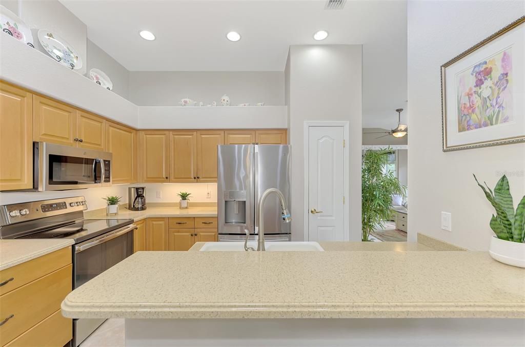For Sale: $329,000 (2 beds, 2 baths, 1384 Square Feet)