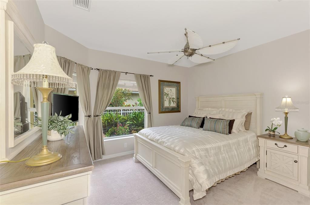 For Sale: $329,000 (2 beds, 2 baths, 1384 Square Feet)