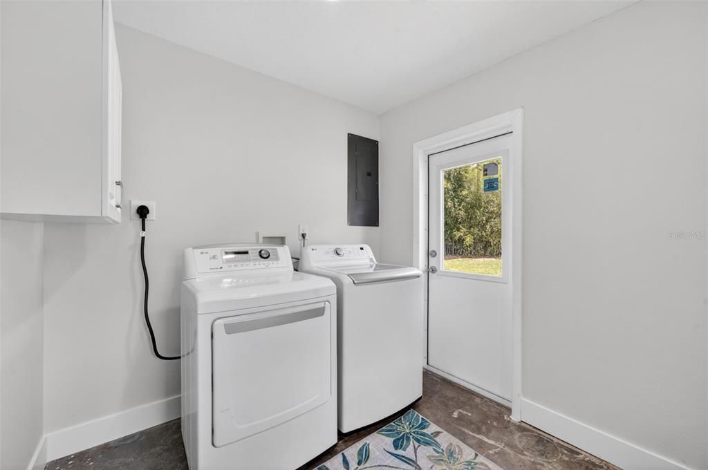 For Sale: $550,000 (3 beds, 2 baths, 1433 Square Feet)