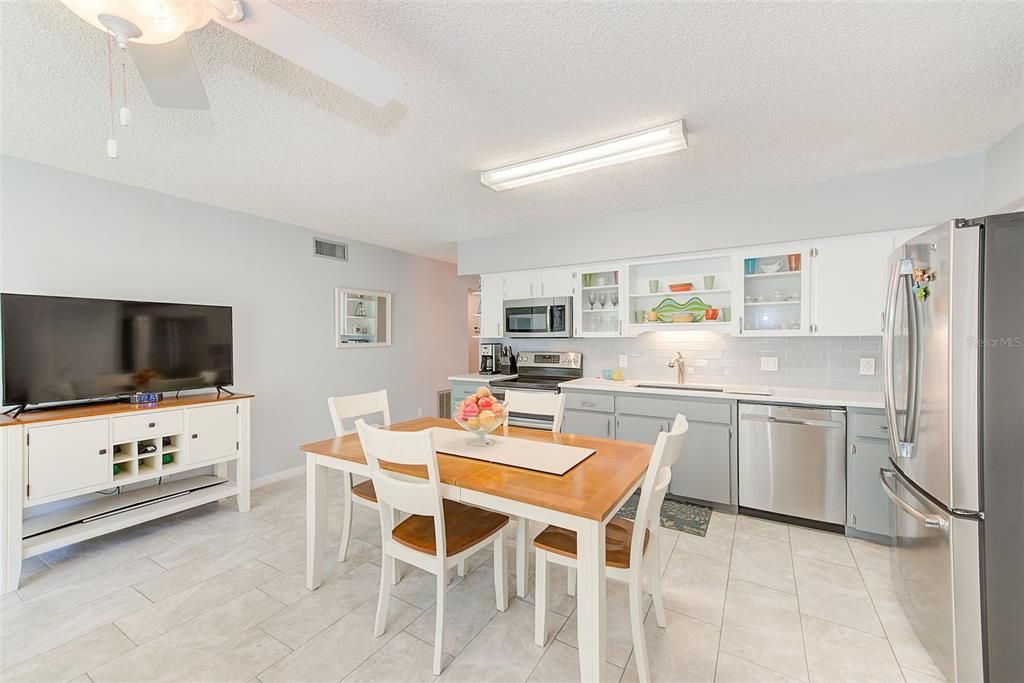 For Sale: $255,000 (2 beds, 2 baths, 1725 Square Feet)