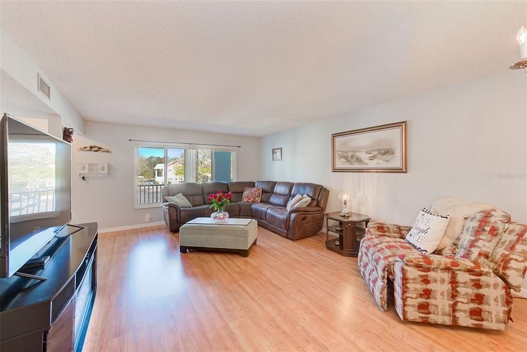 For Sale: $255,000 (2 beds, 2 baths, 1725 Square Feet)