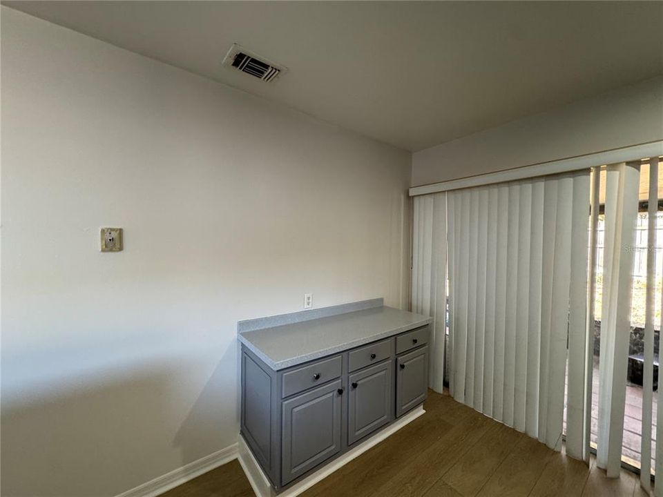 В аренду: $2,300 (3 спален, 2 ванн, 1216 Квадратных фут)