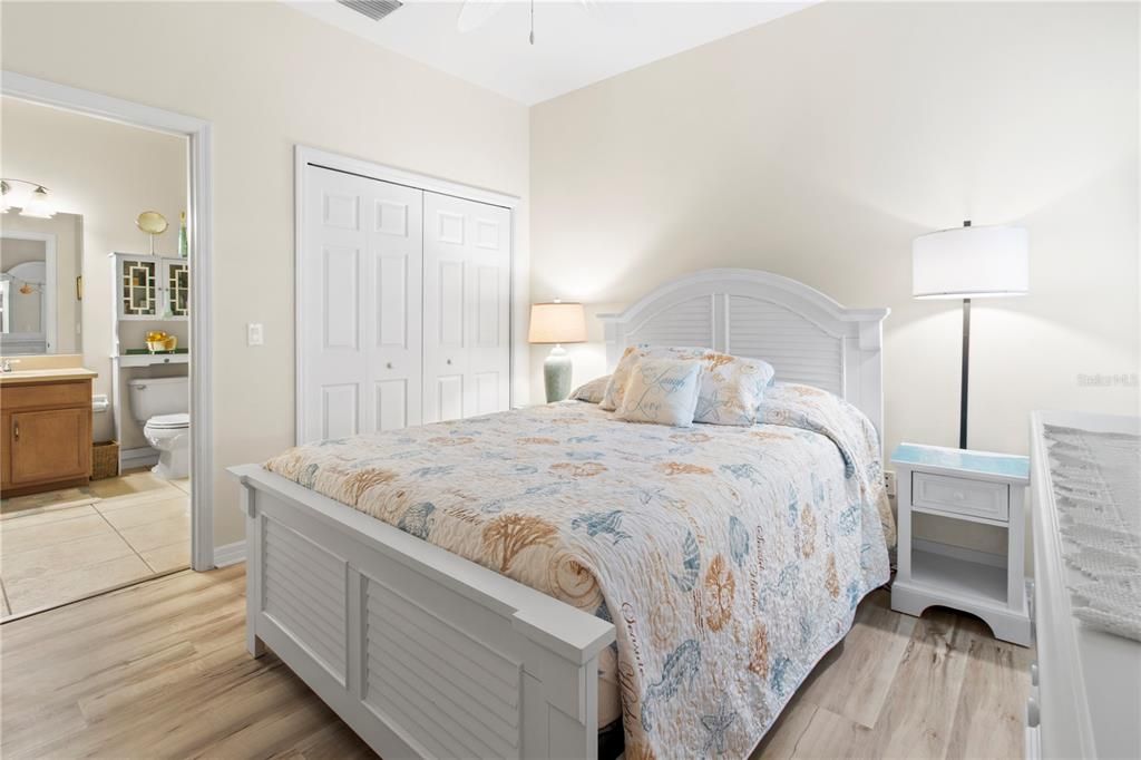 For Sale: $324,900 (2 beds, 2 baths, 1228 Square Feet)